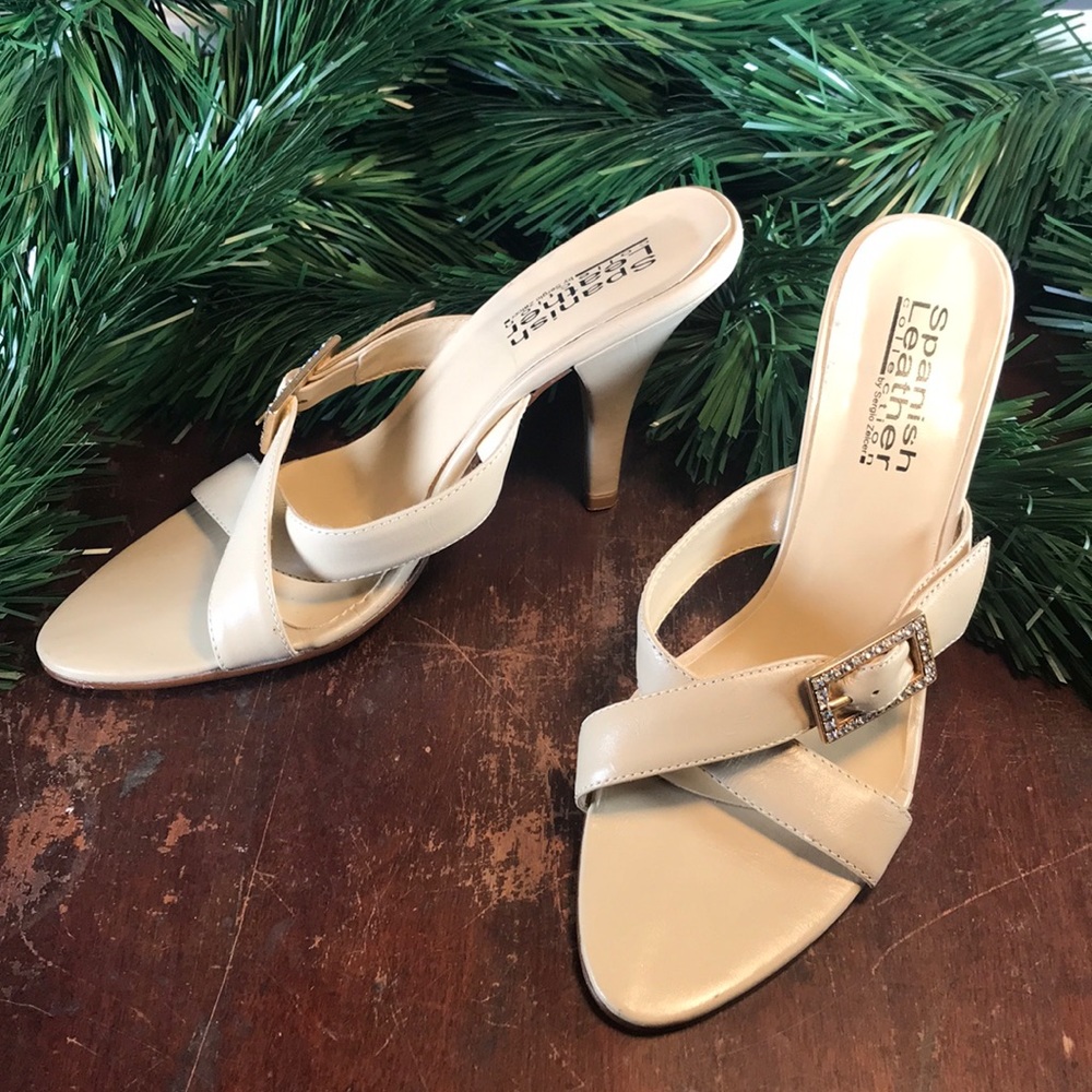Cream leather dress Heels/Jeweled Buckles/size 8